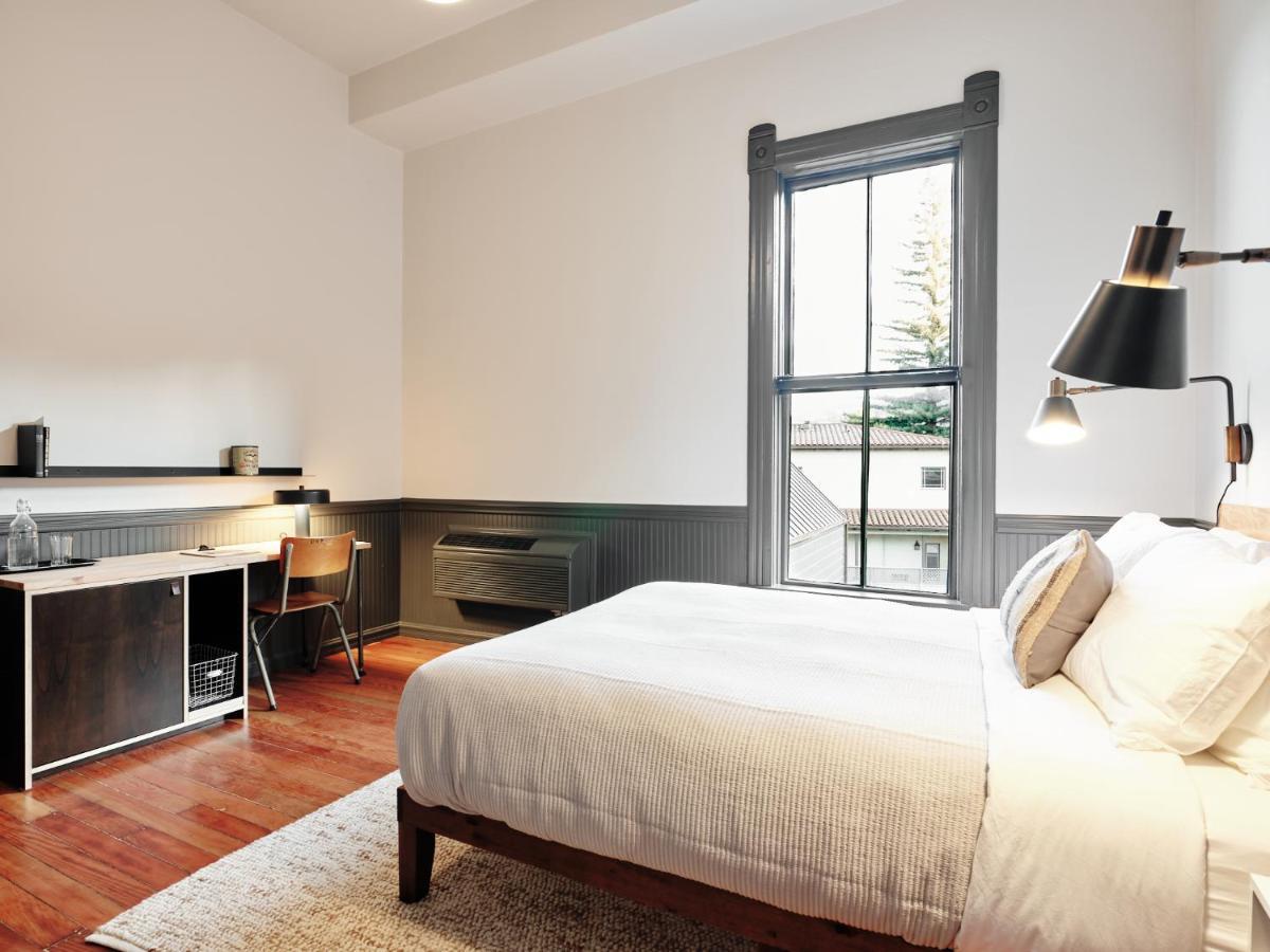 Thatcher Hotel 2*